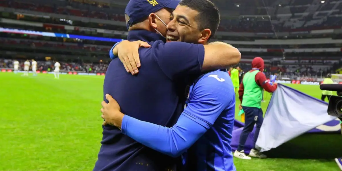 Erik Lira con Cruz Azul abrazando a Andrés Lillini - Foto: Imago
