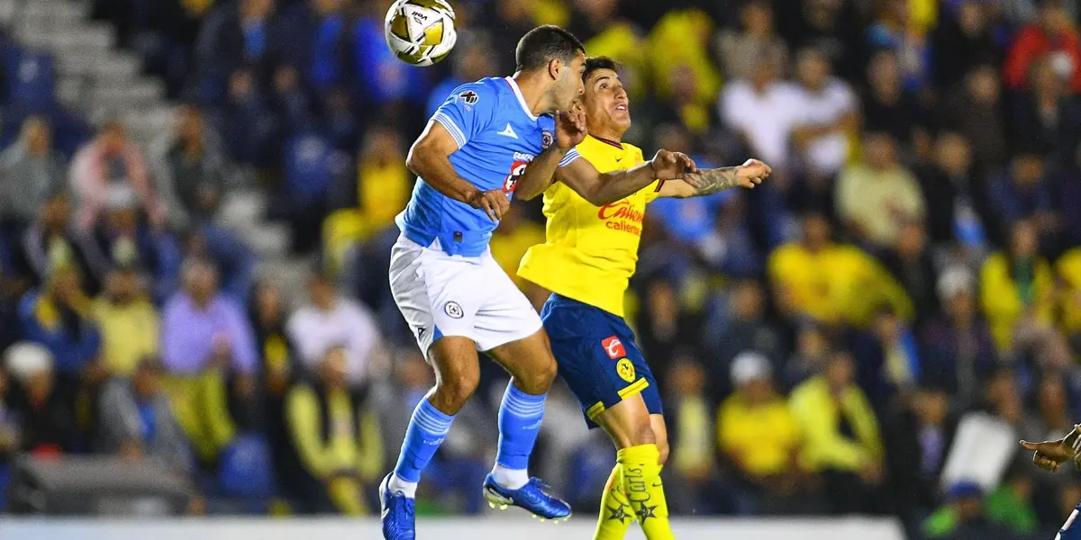Erik Lira y Ramón Juárez chocaron cabezas y el jugador de Cruz Azul salió herido | Foto: MexSport