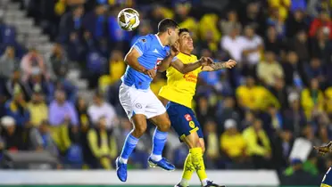 Erik Lira y Ramón Juárez chocaron cabezas y el jugador de Cruz Azul salió herido | Foto: MexSport