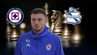 Fondo juego de ajedrez, Anselmi al frente con logos de Cruz Azul y Puebla