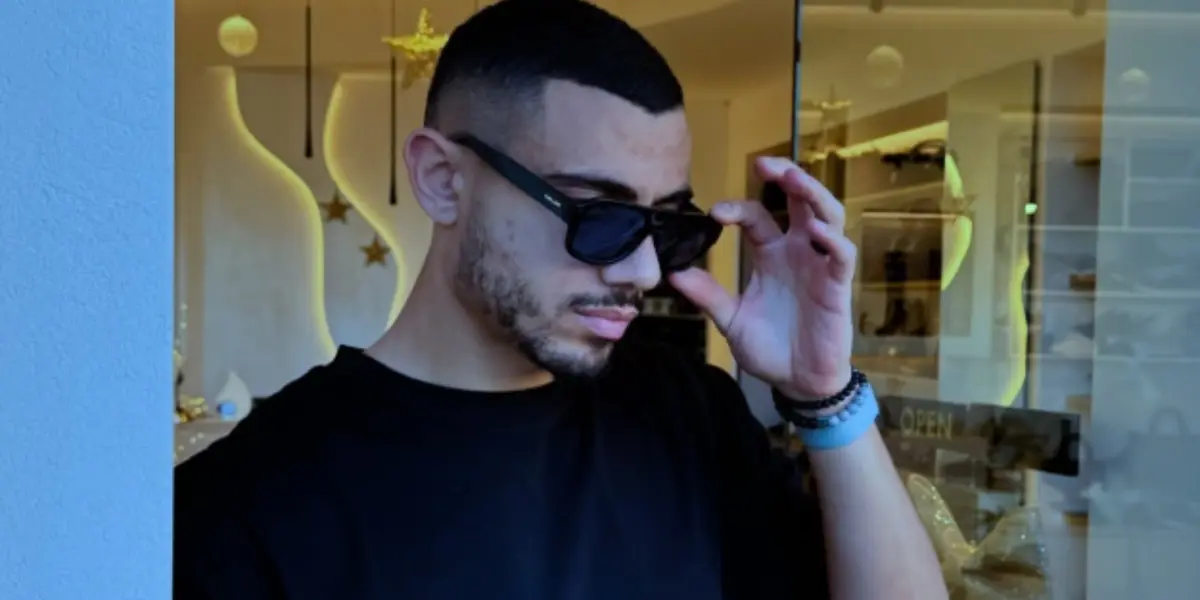 Giakoumakis como todo un modelo - Foto: Captura de pantalla