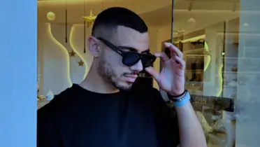 Giakoumakis como todo un modelo - Foto: Captura de pantalla