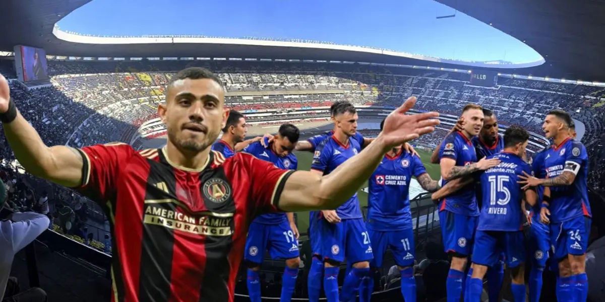 Giakoumakis con el equipo de Cruz Azul de fondo