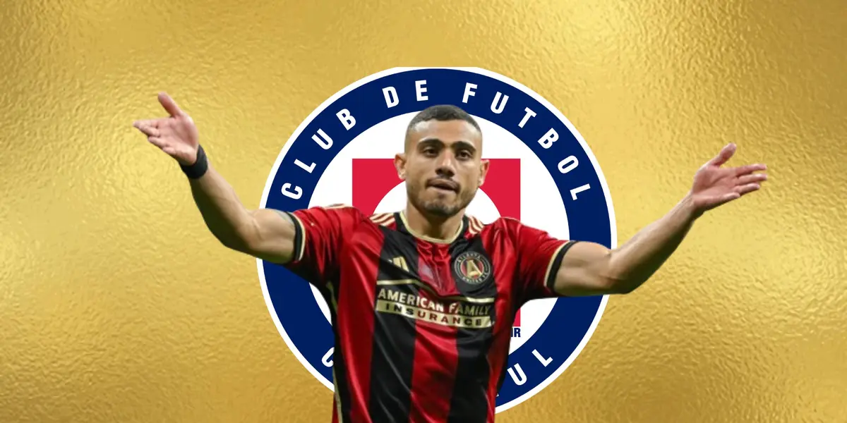 Giakoumakis con el escudo de Cruz Azul/La Máquina Celeste