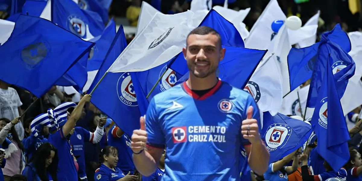 Giakoumakis con la afición de Cruz Azul/La Máquina Celeste