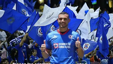 Giakoumakis con la afición de Cruz Azul/La Máquina Celeste