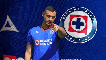 Giakoumakis en su presentación, de fondo jersey de Cruz Azul/La Máquina Celeste