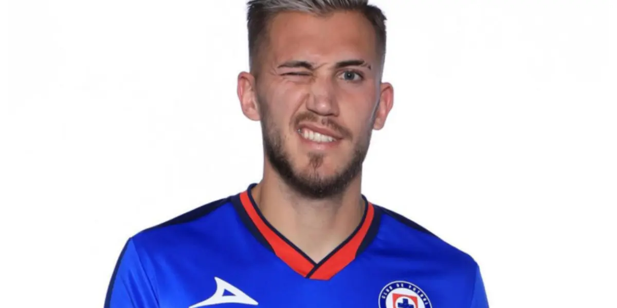 Gonzalo Piovi en sesión de fotos con el combinado de Cruz Azul / Esto