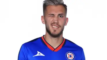 Gonzalo Piovi en sesión de fotos con el combinado de Cruz Azul / Esto