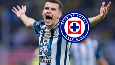 Idrissi grita decisión arbitral en el estadio Azteca, a la derecha, escudo de Cruz Azul / Marca