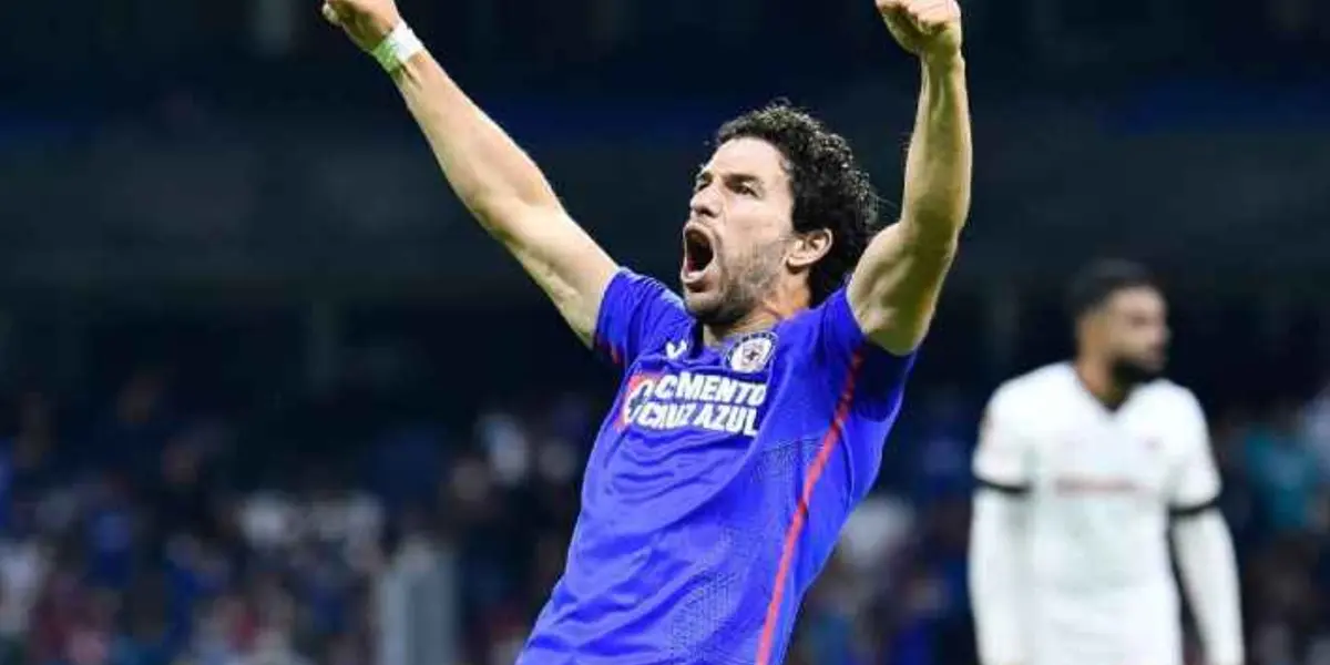 Ignacio Rivero grita un gol en el estadio Azteca / Imago