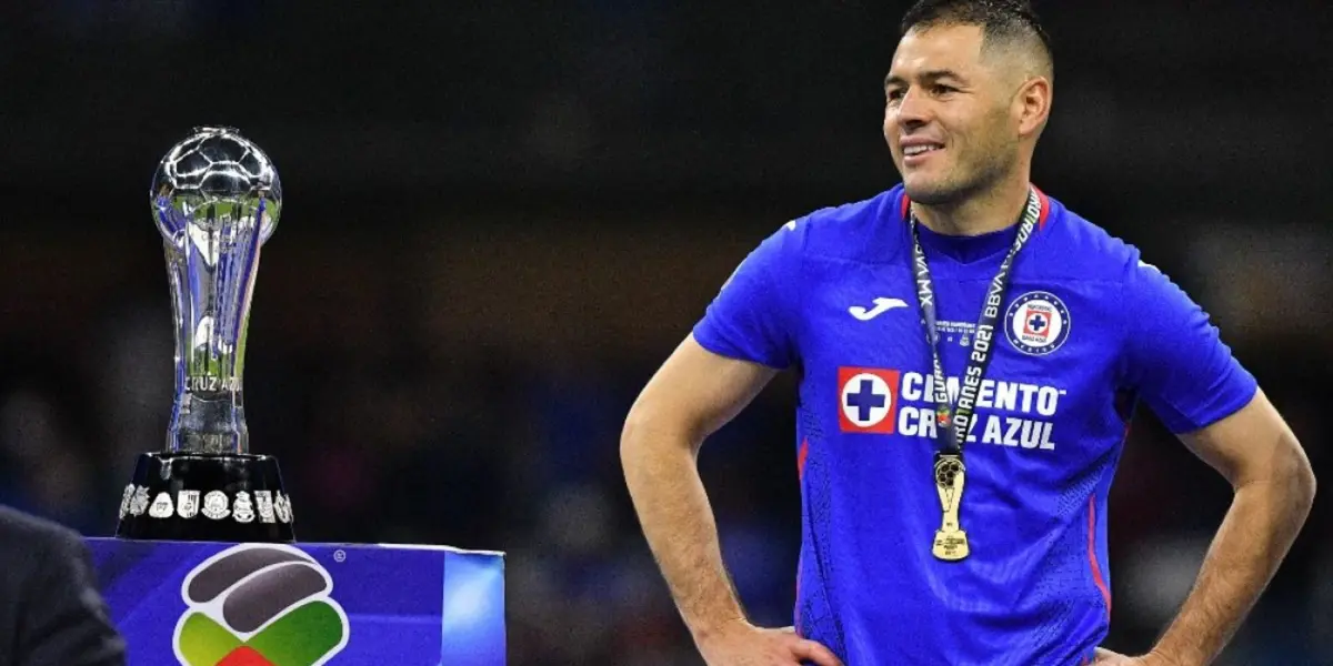 Imagen icónica de Aguilar viendo la novena, que ganaron/FOTO Récord