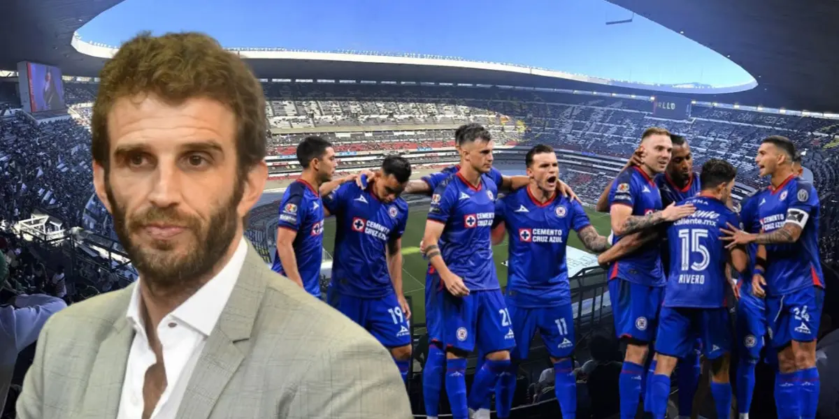 Iván Alonso con el equipo de Cruz Azul, detrás en Estadio Azteca/La Máquina Celeste