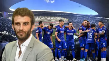 Iván Alonso con el equipo de Cruz Azul, detrás en Estadio Azteca/La Máquina Celeste