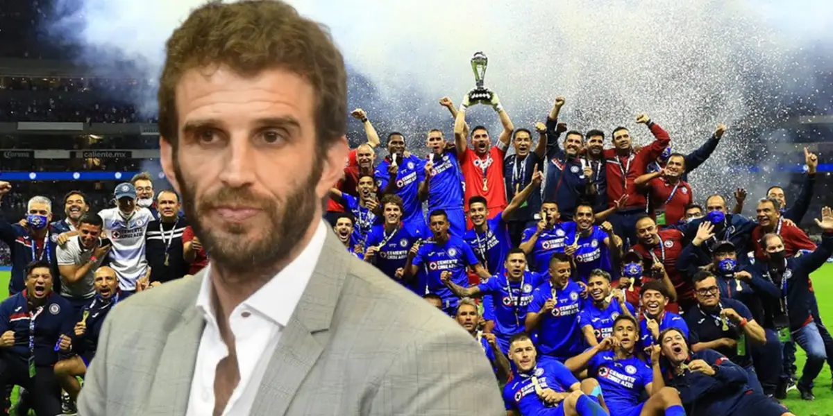 Iván Alonso con el equipo de Cruz Azul levantando la novena detrás/La Máquina Celeste