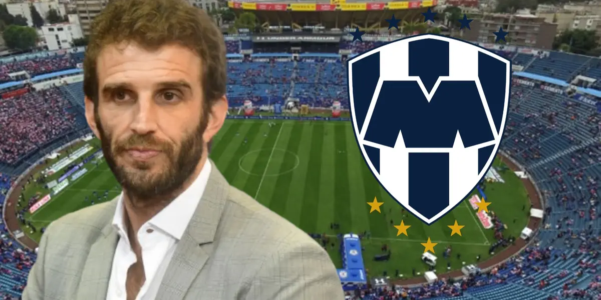 Iván Alonso con el escudo de Monterrey en el Estadio Azul