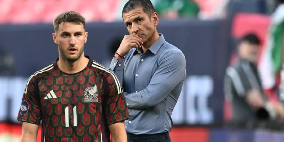 Jaime Lozano en la portada, junto a Santiago Giménez