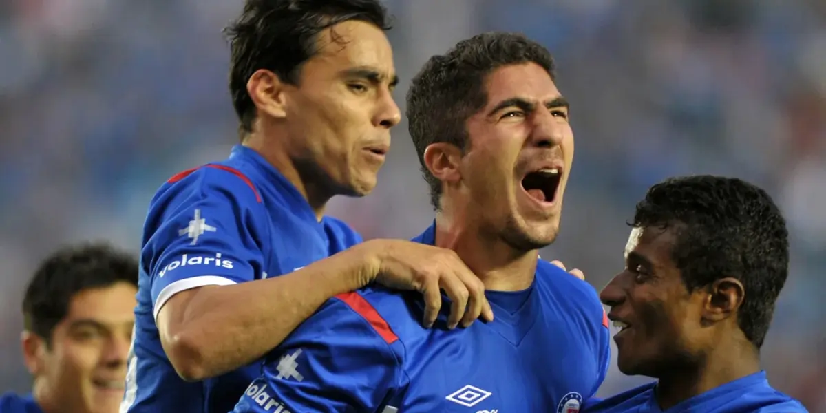 Jair Pereira celebrando un gol con Maranhao y Omar Bravo