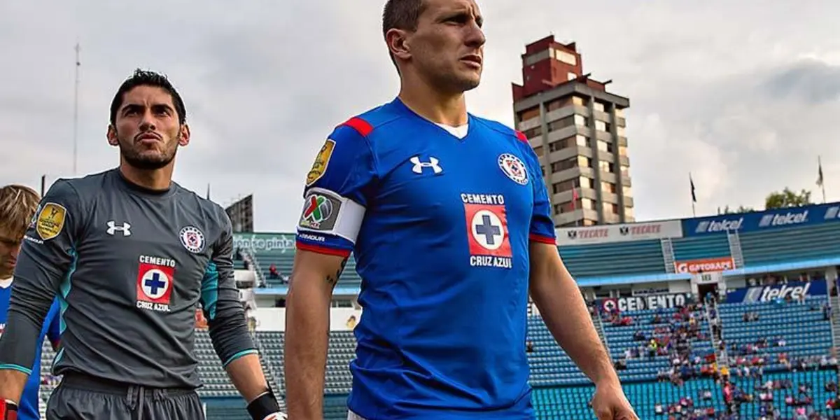 José de Jesús Corona y Chaco Giménez ingresando al estadio Azul / Excelsior