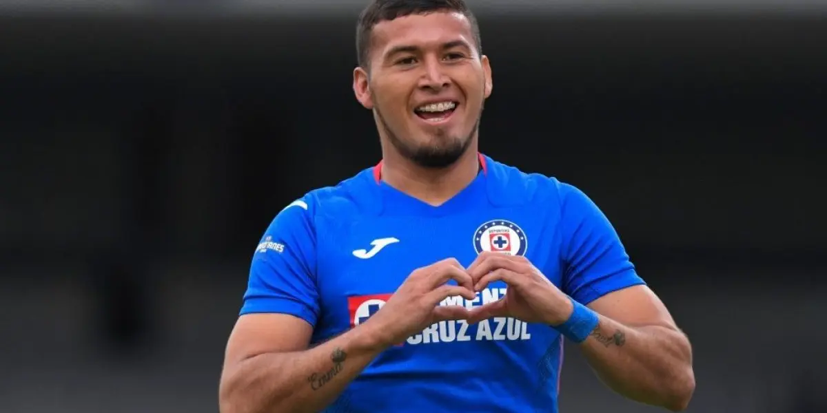 Juan Escobar se esta ganando a todos los aficionados celestes.