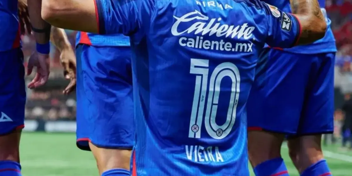 Jugador con la playera 10 de Cruz Azul festeja / Mexsports