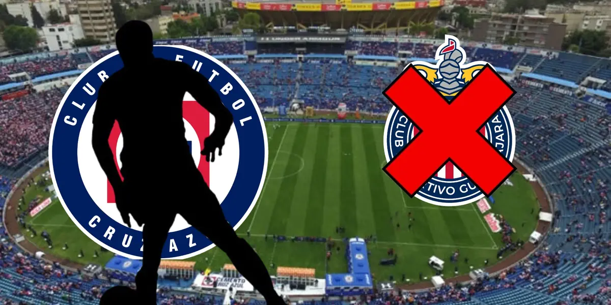 Jugador oculto con los escudos de Cruz Azul y Chivas