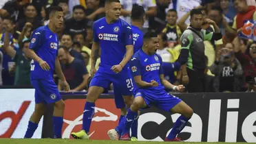 Jugadores de Cruz Azul festejan, Orbelín Pineda mueve sus brazos / Mexsports
