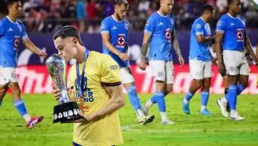 Jugadores de Cruz Azul y Fidalgo con la copa/FOTO: Estadio Deportes