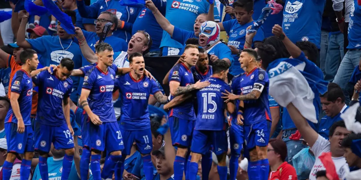 Jugadores de Cruz Azul y la afición cementera