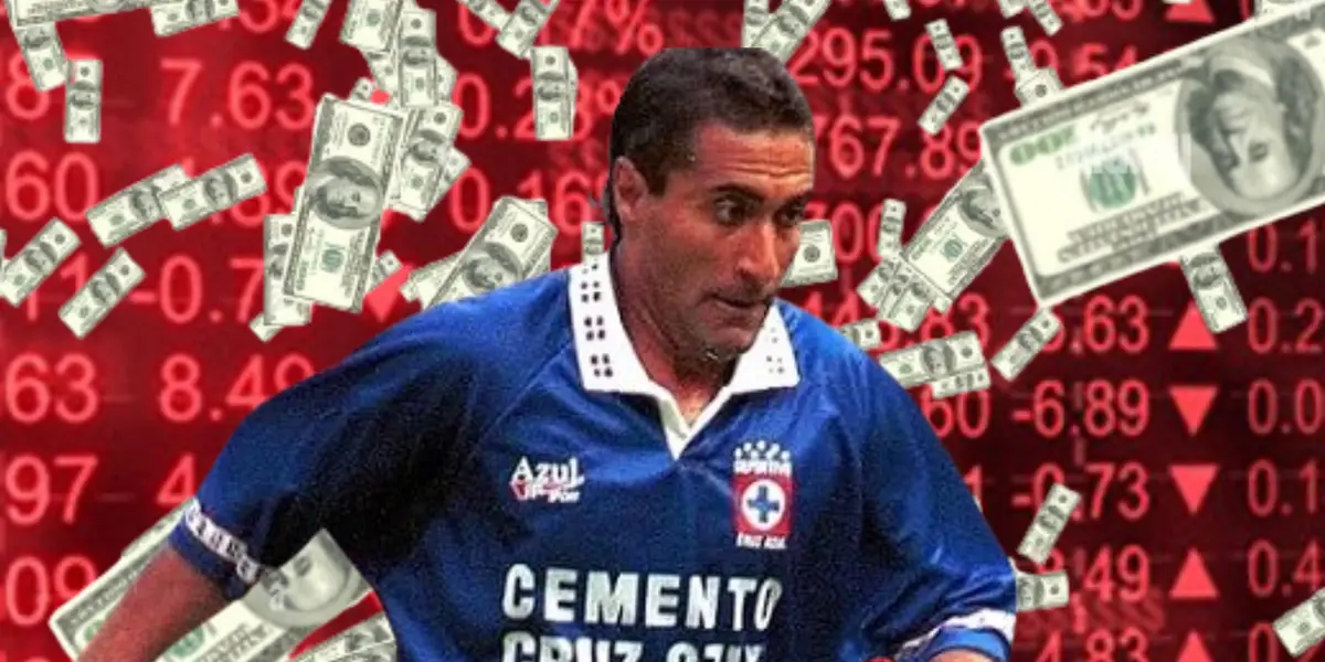 Julio Zamora, de fondo números rojos y dólares