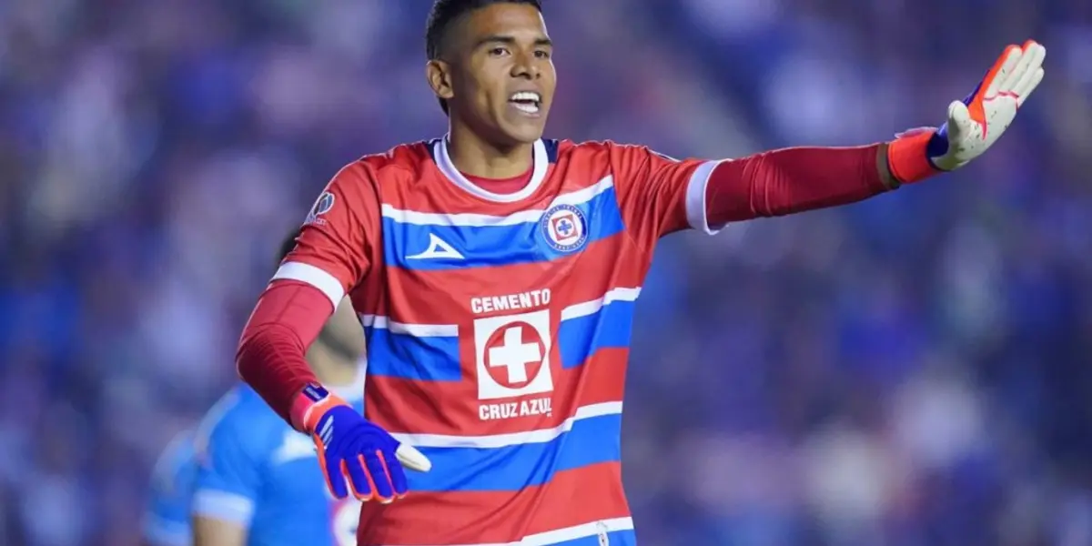 Kevin Mier ya es figura con un atajadón en contra del América | Foto: Futbol Total