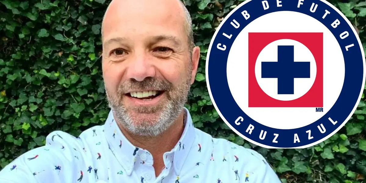 Luis García con el escudo de Cruz Azul/La Máquina Celeste