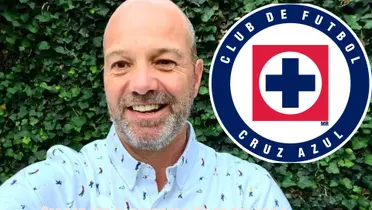 Luis García con el escudo de Cruz Azul/La Máquina Celeste