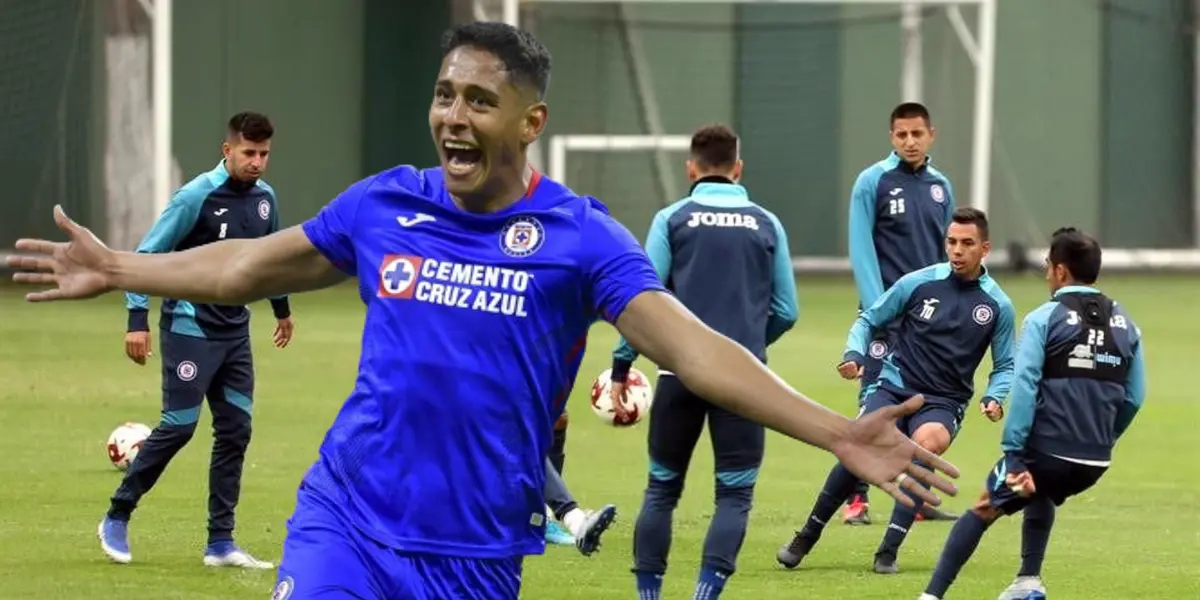 Luis Romo celebrando gol, detrás jugadores de la Máquina entrenando