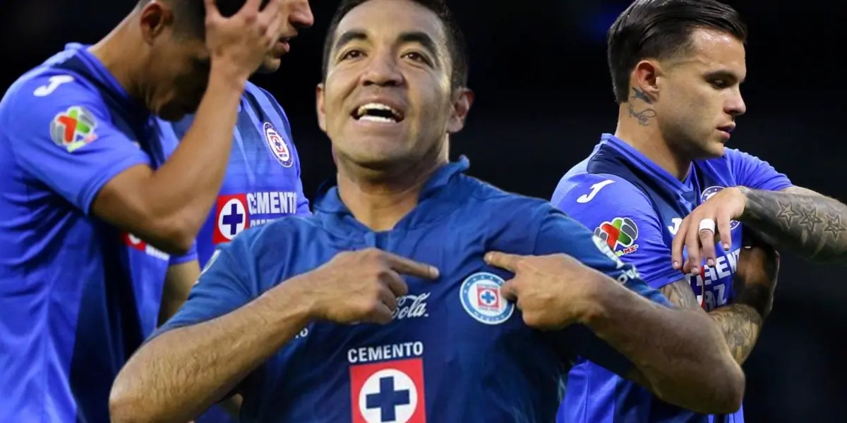 Marco Fabián celebrando gol y Cruz Azul detrás, con la cabeza baja/La Máquina Celeste