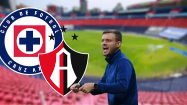 Martín Anselmi dando instrucciones durante un partido de Liga MX con Cruz Azul