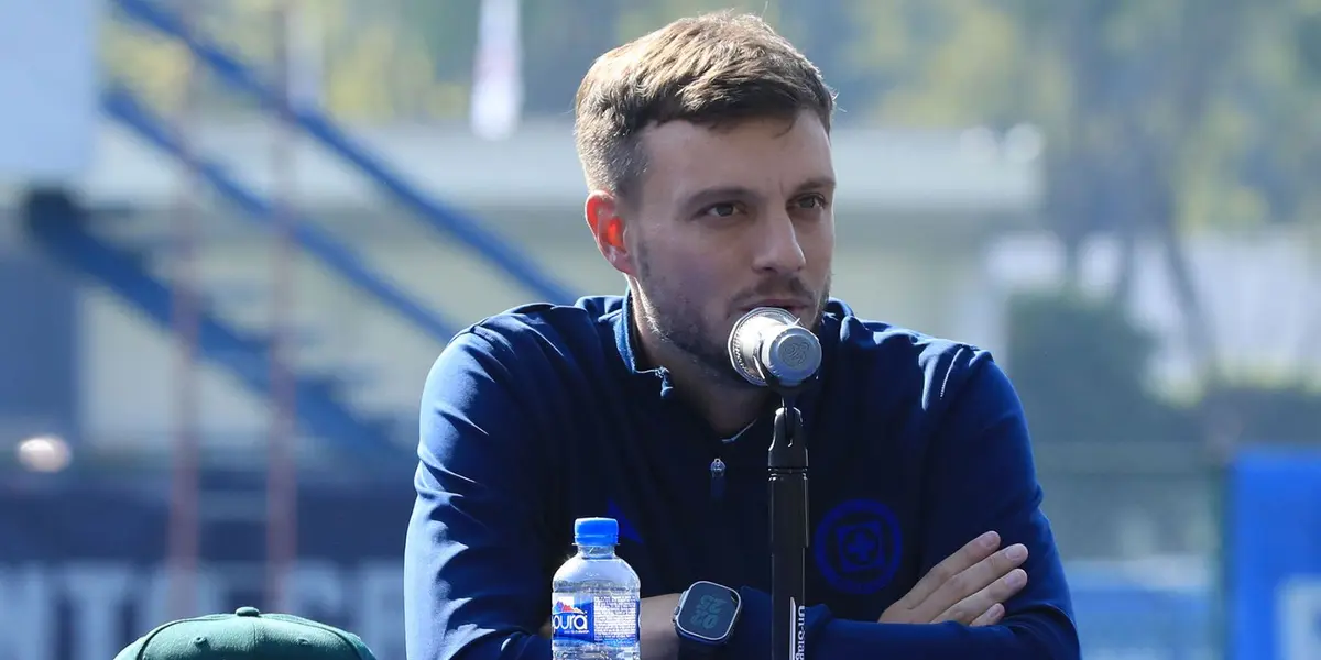 Martín Anselmi durante una conferencia de prensa con Cruz Azul