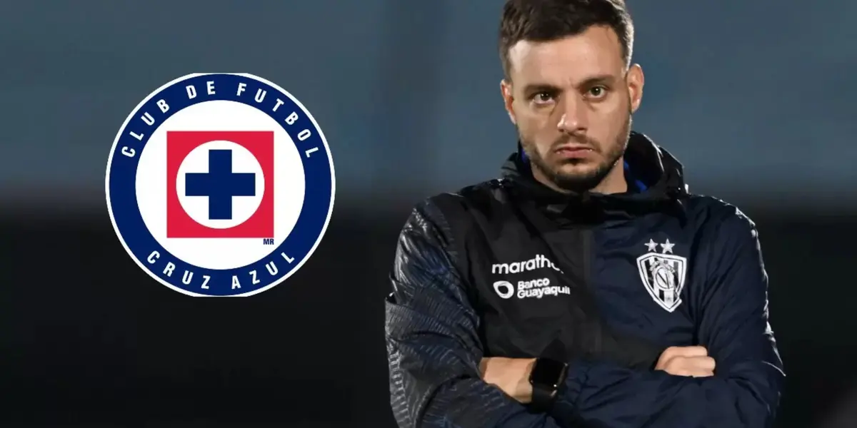 Martín Anselmi y a la izquierda el escudo de Cruz Azul / Antena 2