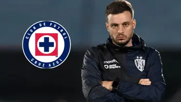 Martín Anselmi y a la izquierda el escudo de Cruz Azul / Antena 2