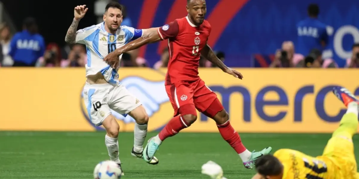 Messi en la portada, mientras le marcan la jugada