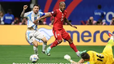 Messi en la portada, mientras le marcan la jugada