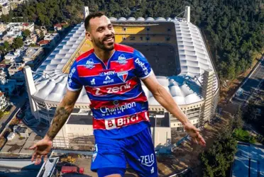 Moisés ya estaría viviendo sus últimas como jugador de Cruz Azul, pues parece que ya hay principio de acuerdo por el.