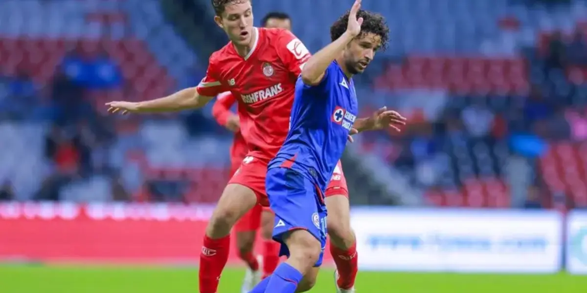 Nacho Rivero peleando pelota contra Marcel Ruiz/FOTO TUDN