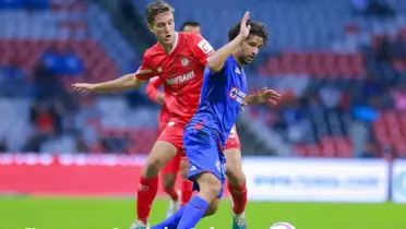 Nacho Rivero peleando pelota contra Marcel Ruiz/FOTO TUDN