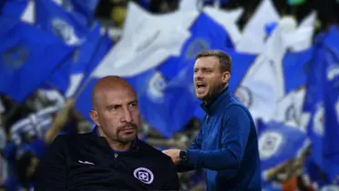 Óscar Pérez observando un partido de Cruz Azul en el Apertura 2023, cuando fue director deportivo