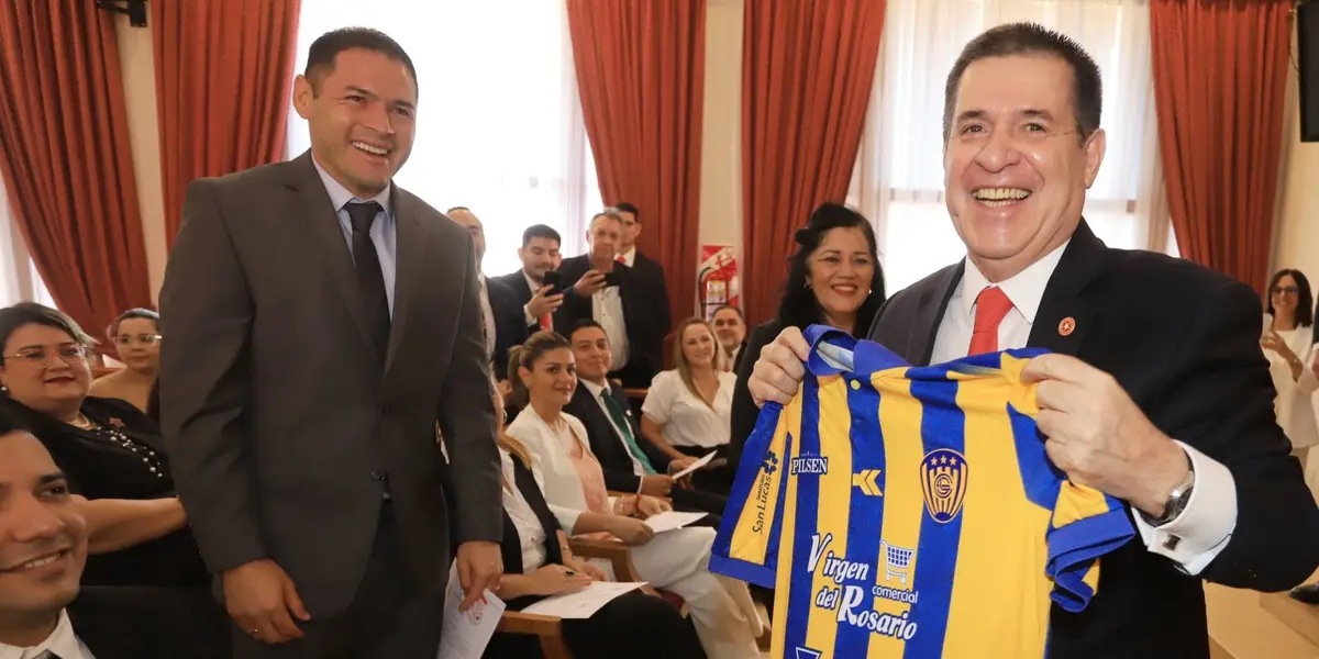 Pablo Aguilar y la playera de Sportivo Luqueño - Foto: X