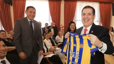 Pablo Aguilar y la playera de Sportivo Luqueño - Foto: X