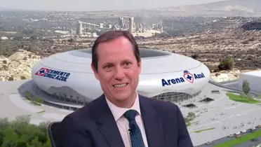 Paco Villa al frente y el estadio de Cruz Azul de fondo / Medio Tiempo