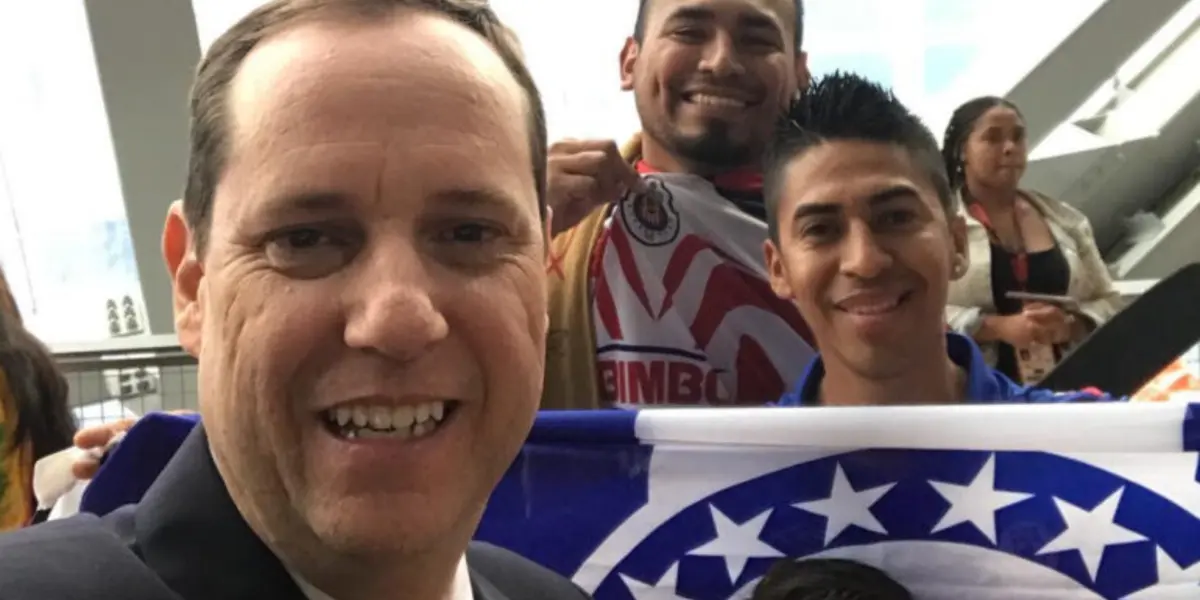 Paco Villa con la afición de Cruz Azu/FOTO La Máquina Celeste