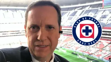 Paco Villa y el escudo de Cruz Azul en el Estadio Azteca/FOTO Paco Zea